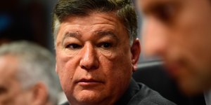 Oposição derrota governo e assume comando da CPMI do INSS