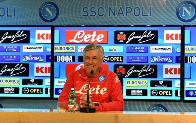 Carlo Ancelotti comandará o Napoli nesta temporada. Ele retorna ao futebol italiano após nove temporadas