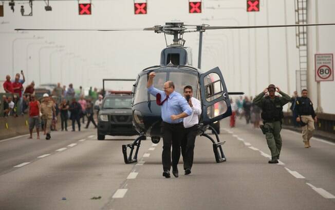 Governador Witzel chegou ao local de helicóptero e comemorou resultado da ação policial