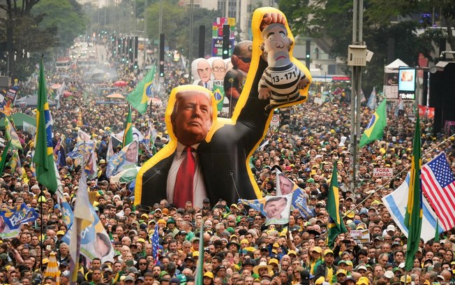 Parte da base bolsonarista chega a pedir intervenções de Trump no Brasil, a despeito de riscos à democracia apontados por especialistas