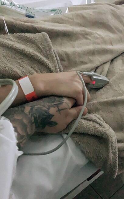 Lucas Lucco segura a mão de Lorena Carvalho, que foi internada no último fim de semana maos de lucas lucco e lorena carvalho