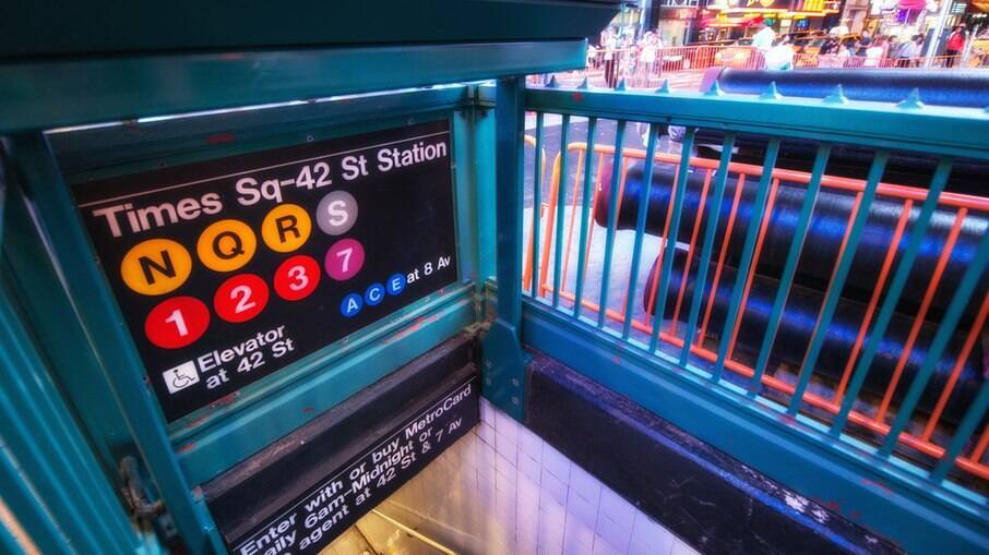 Metrô de Nova York pode parecer confuso porque várias linhas passam na mesma plataforma, mas basta ficar atento