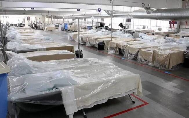 Leitos alocados no estacionamento de hospital nos EUA