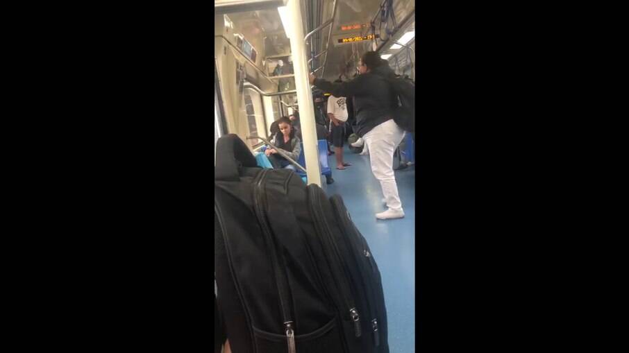Mulher sem máscara é expulsa do metrô