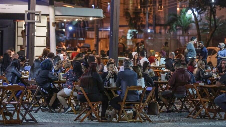Bar lotado no bairro da Tijuca, no Rio de Janeiro