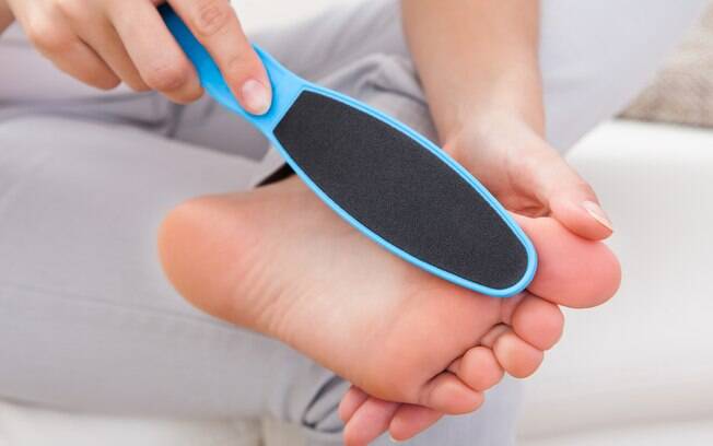 Existem alguns hábitos que podem deixar os pés ressecados, como lixar as solas e calcanhares ou esquecer do hidratante