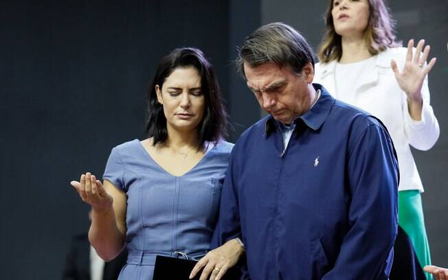A primeira-dama Michelle Bolsonaro e o presidente Jair Bolsonaro participam de culto evangélico na Igreja Sara Nossa Terra