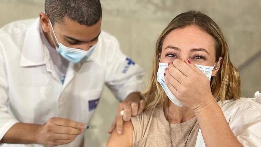 Paolla se emociona ao ser vacinada
