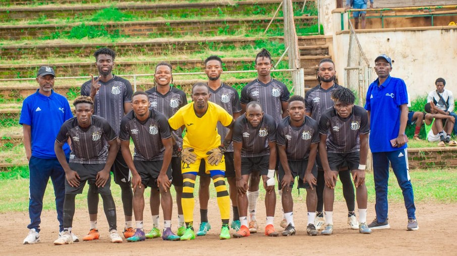 Refugiados do Malawi disputam campeonato de futebol com camisas doadas pelo Santos Refugiados do Malawi disputam campeonato de futebol com camisas doadas pelo Santos