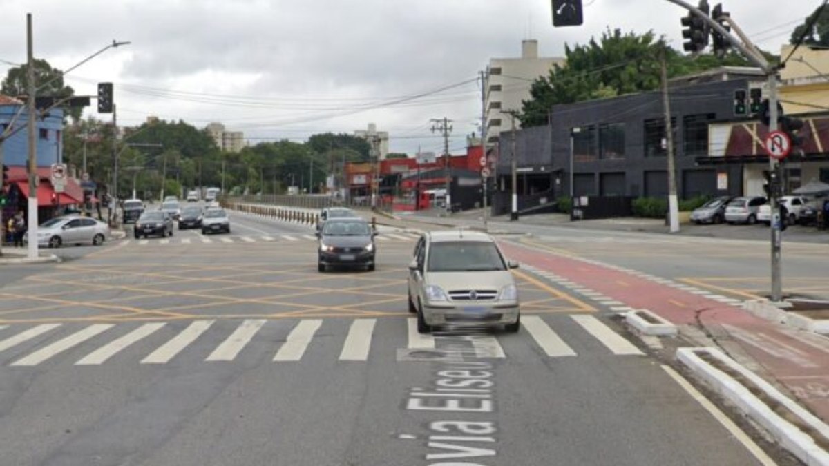 Carro baleado bloqueia avenida Eliseu Almeida Carro baleado bloqueia avenida Eliseu Almeida