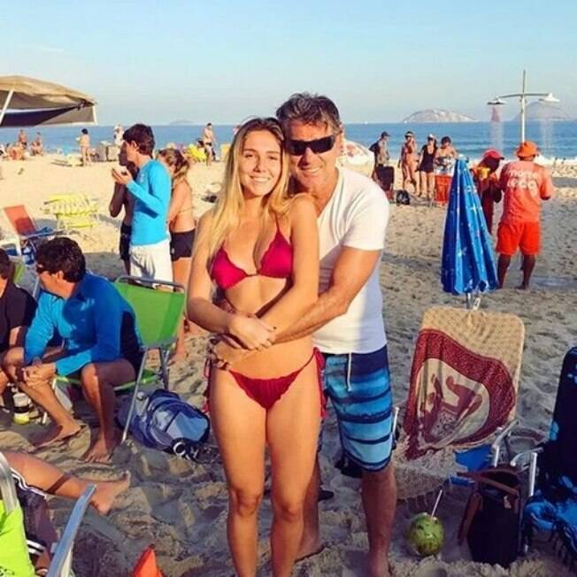 Renato Gaúcho e Carol Portaluppi posam na praia (foto antiga)