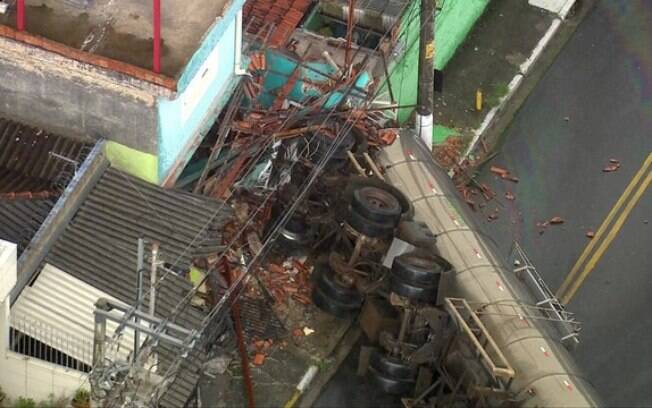 Caminhão tombou e atingiu três casas na Vila Prudente