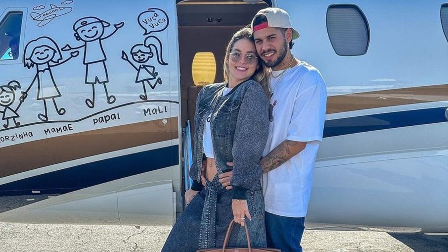 Influenciadora manteve no jatinho o desenho do pai das crianças