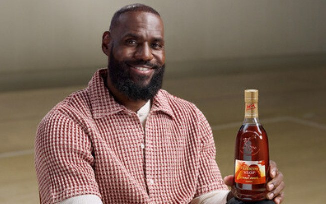 LeBron James segura garrafa de Hennessy LeBron James segura garrafa de Hennessy