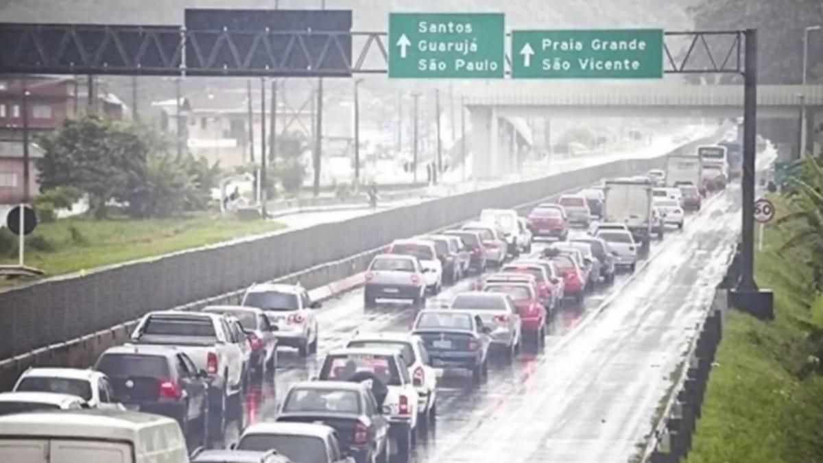 Transito congestionado na Rodovia Padre Manoel da Nóbrega, SP-055