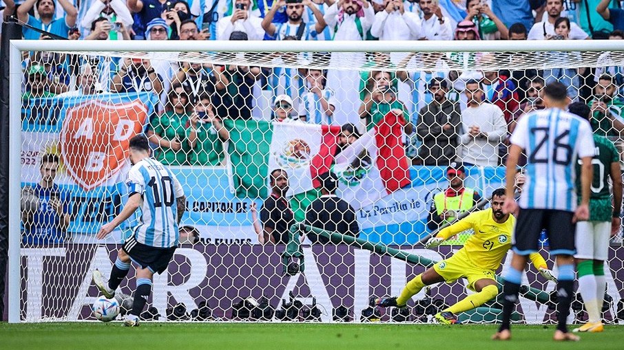 Messi faz gol, mas Argentina perde de virada