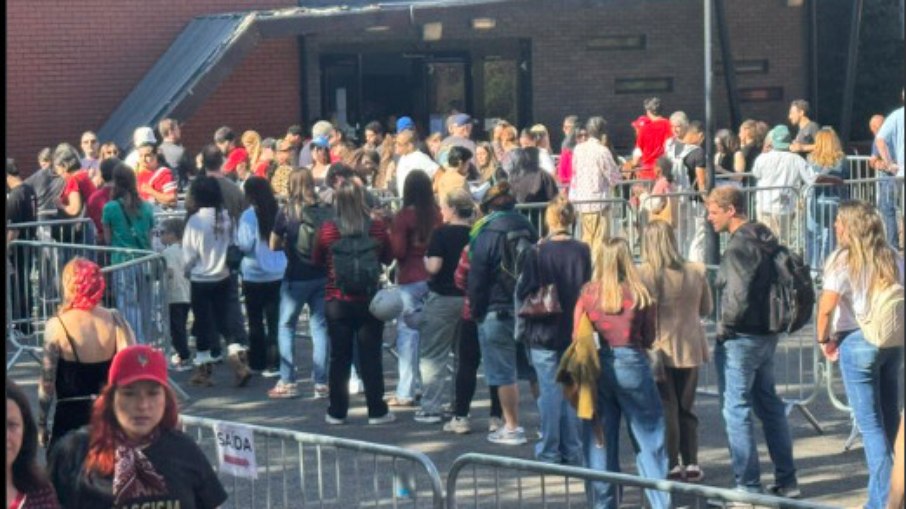 Eleitores brasileiros na fila para votar, em Londres Eleitores brasileiros na fila para votar, em Londres