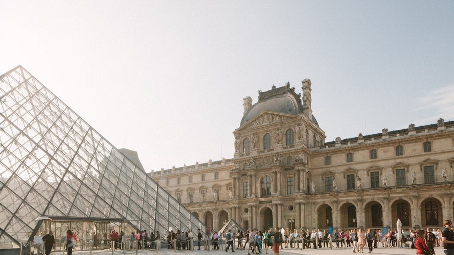 Museu do Louvre: lar da Mona Lisa e de inúmeras obras-primas, o Louvre é o maior museu do mundo e um verdadeiro tesouro artístico. Museu do Louvre: lar da Mona Lisa e de inúmeras obras-primas, o Louvre é o maior museu do mundo e um verdadeiro tesouro artístico.