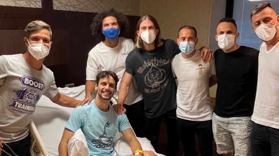 Jogadores do Flamengo foram visitar o zagueiro Rodrigo Caio