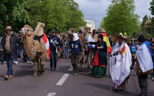 O desfile aconteceu em frente ao Castelo de Vincennes, perto de Paris