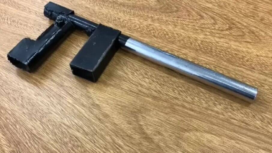 Arma de fabricação caseira que teria sido apresentada durante a discussão foi apreendida pela polícia