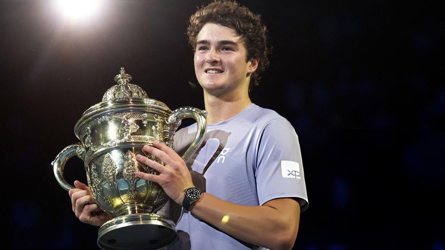João Fonseca faturou o título do ATP 500 da Basileia neste domingo (26)