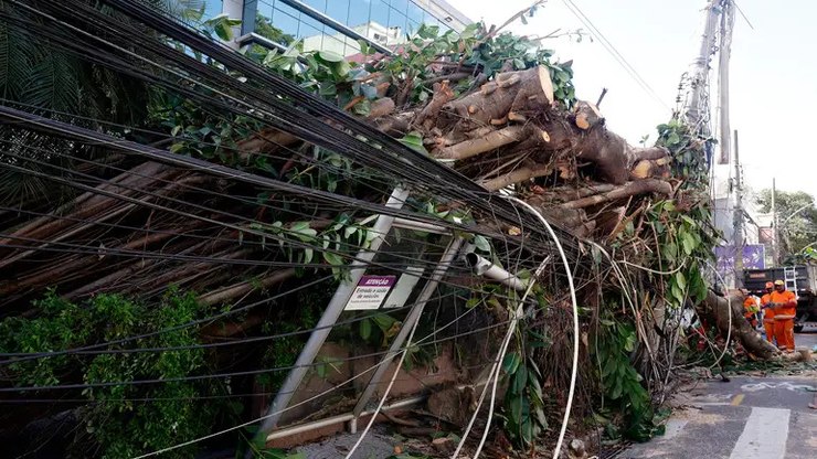 Mais de 200 mil continuam sem energia no Rio após vendaval