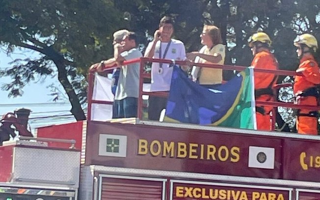 Prata na marcha atlética de Paris, Caio Bonfim é recebido com festa em Brasília