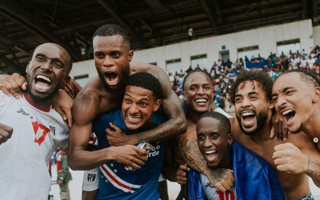 Jogadores de Cabo Verde comemoram vitória sobre Camarões Jogadores de Cabo Verde comemoram vitória sobre Camarões