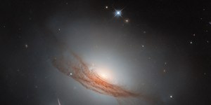Hubble revela galáxia com anéis escuros e passado violento