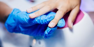 Saiba se seu esmalte em gel contém substâncias proibidas