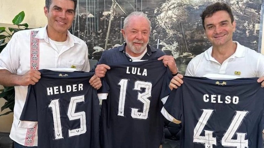 Lula ganhou uma camisa do Remo de Celso Sabino, já cotado para assumir o Ministério do Turismo