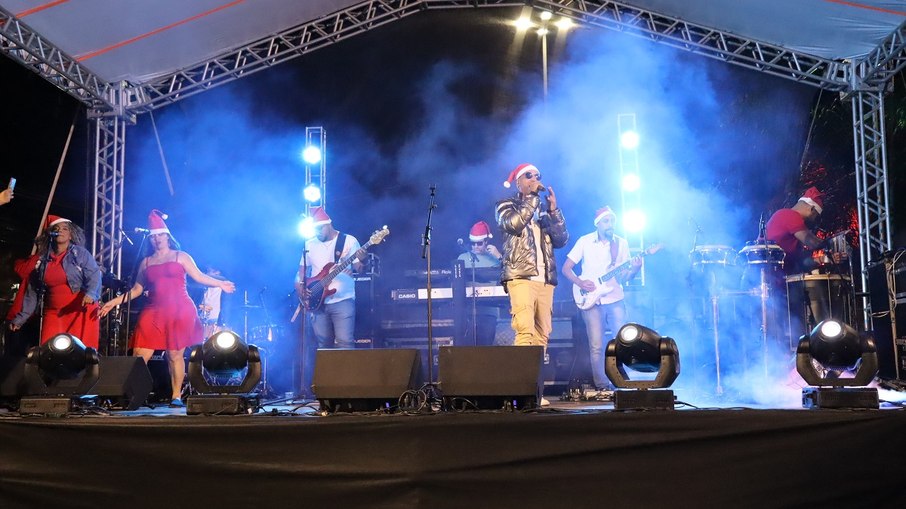 Rafa som e banda durante apresentação no Natal Encantado 2024 no bairro da Capela Rafa som e banda durante apresentação no Natal Encantado 2024 no bairro da Capela