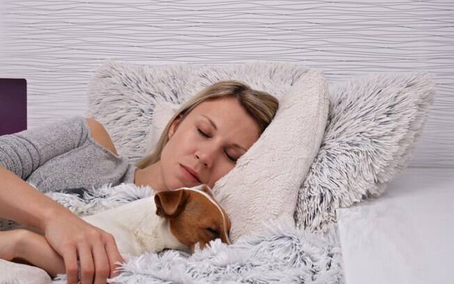 Estudo mostra que mulheres dormem melhor ao lado de cachorros que de parceiros