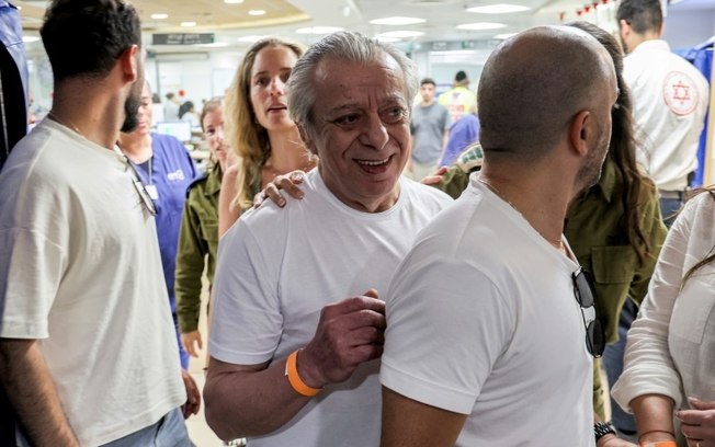 O pai de Shlomi Ziv chega ao Centro Médico Sheba, perto de Tel Aviv, em 8 de junho de 2024