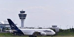 Algemas no avião: entenda o que diz a lei