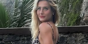 Bruna Griphao posa de biquíni branco e mostra abdômen trincado