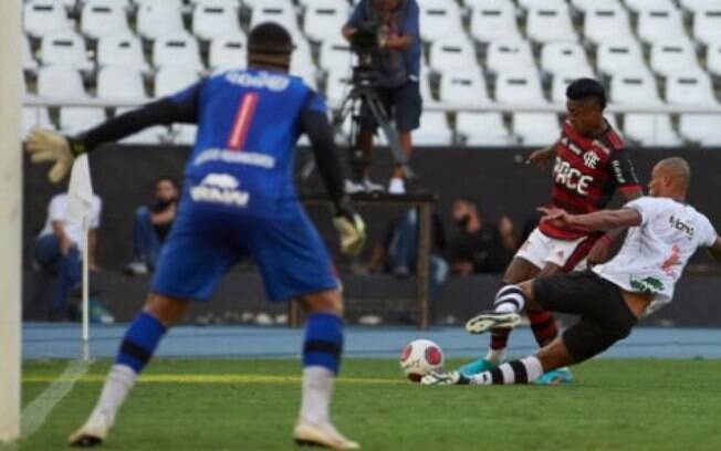 Bruno Henrique pede paz e valoriza vitória do Flamengo contra o Vasco: 'Clássico você tem que vencer'