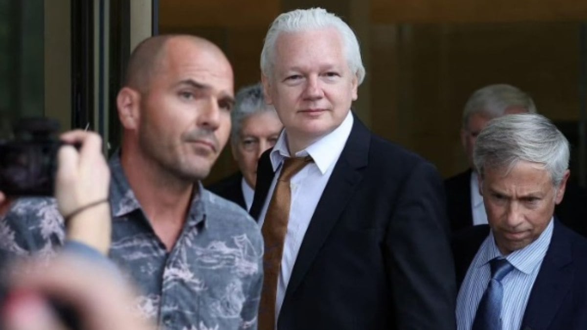 O ativista Julian Assange (ao centro) deixou a prisão em Londres após cinco anos