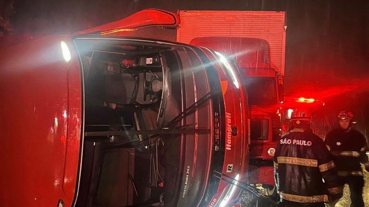 Acidente entre ônibus e caminhão deixa 13 feridos em rodovia