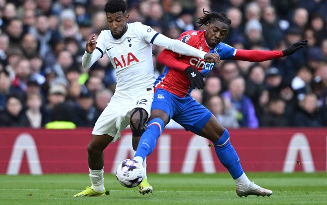 Emerson Royal em ação com a camisa do Tottenham