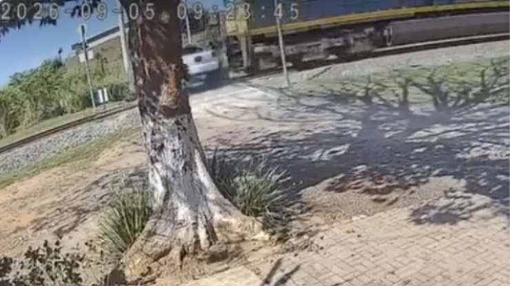 Carro é atingido por trem no interior de SP e deixa dois feridos
