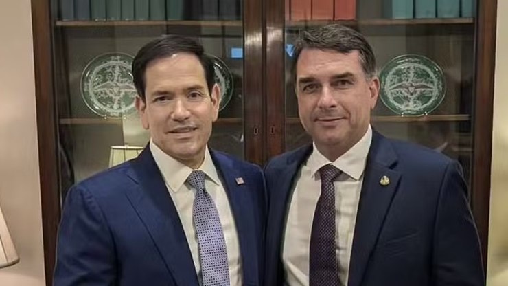 Flávio Bolsonaro se reúne com secretário de Estado e vice dos EUA