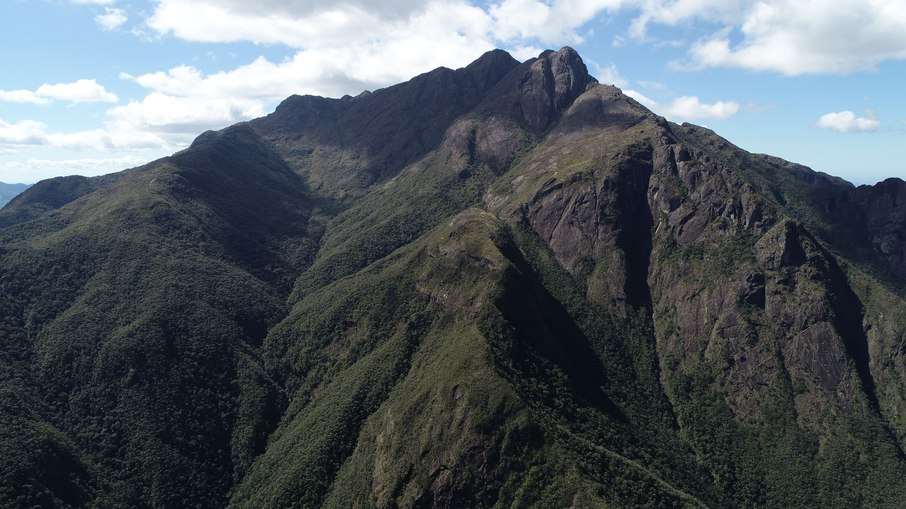 O Pico dos Marins se localiza na divisa dos estados de Minas Gerais e São Paulo O Pico dos Marins se localiza na divisa dos estados de Minas Gerais e São Paulo