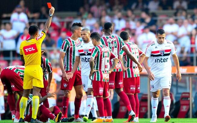 Diego Souza foi expulso ainda no primeiro tempo, mas São Paulo conseguiu buscar empate com o Fluminense