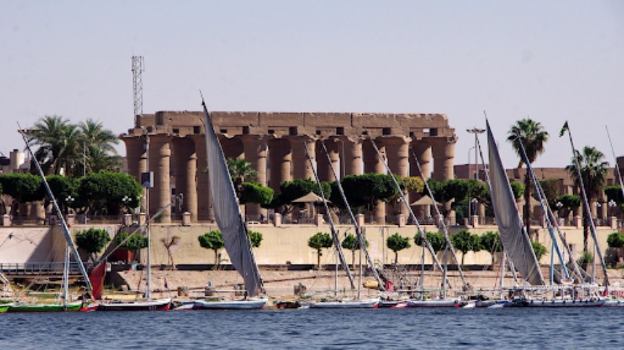 A importância de Luxor está diretamente ligada a Tebas A importância de Luxor está diretamente ligada a Tebas