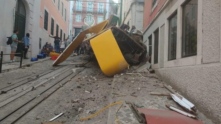 Elevador%20da%20Gl%C3%B3ria%20descarrila%20e%20deixa%2015%20mortos%20em%20Lisboa