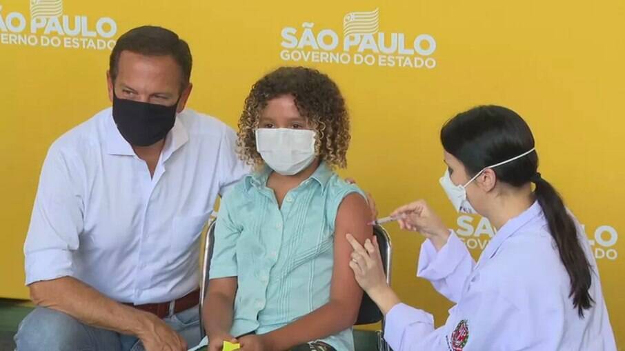 Caetano de Jesus Moreira Graça, de 9 anos, foi o primeiro a receber o imunizante
