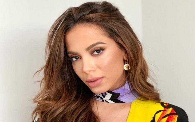 Anitta se emociona com inauguração de escola que ajudou a construir