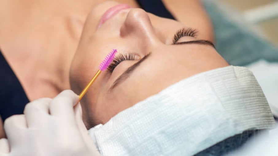 Lash Lifting promete cílios curvados e definidos